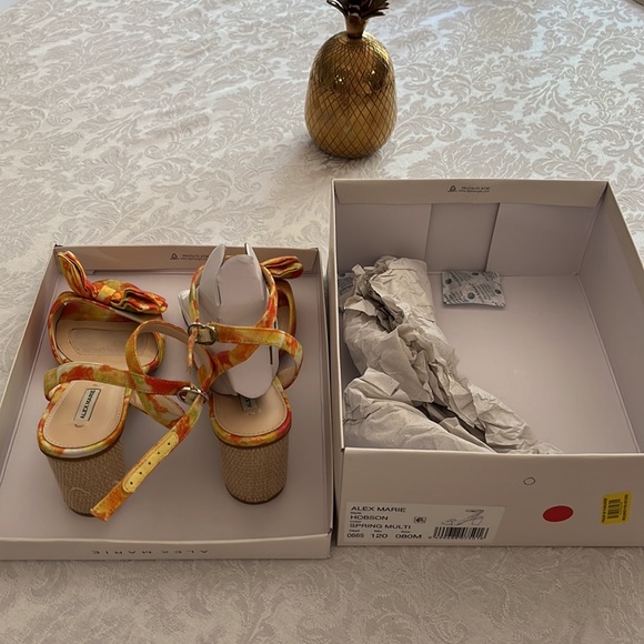 Adorable 🥰 8 M wedge heels 👠🌺🪷🌻 - Picture 2 of 4